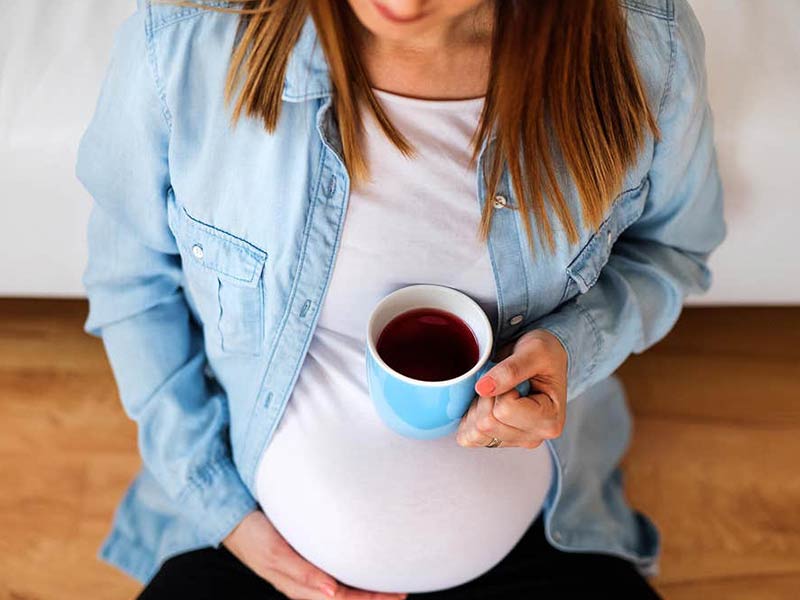 بررسی خطرات و فواید چای آلبالو در بارداری