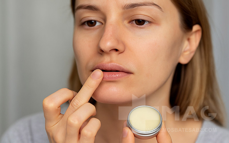 خانمی درحال استفاده از بالم لب