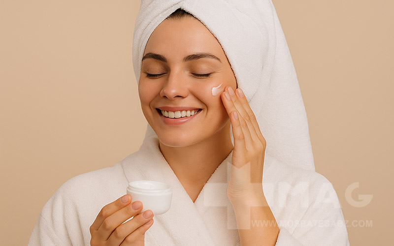 خانمی که در حالی که پوستش مرطوب هست به آن کرم مرطوب کننده می زند