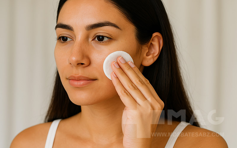 استفاده از تونر با پد آرایشی و تونر