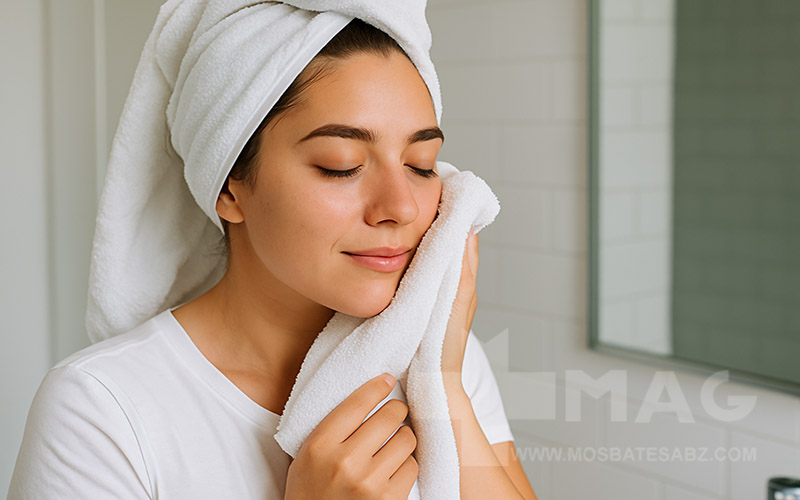 خانمی در حال خشک کردن صورت با حوله
