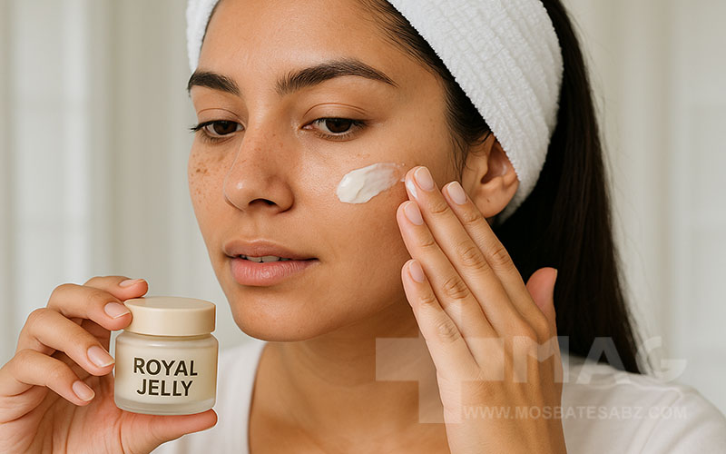 تصویر صورت زنی با لکهای قهوهای روی صورت که در اثر استفاده از ژل رویال رو به بهبودی است