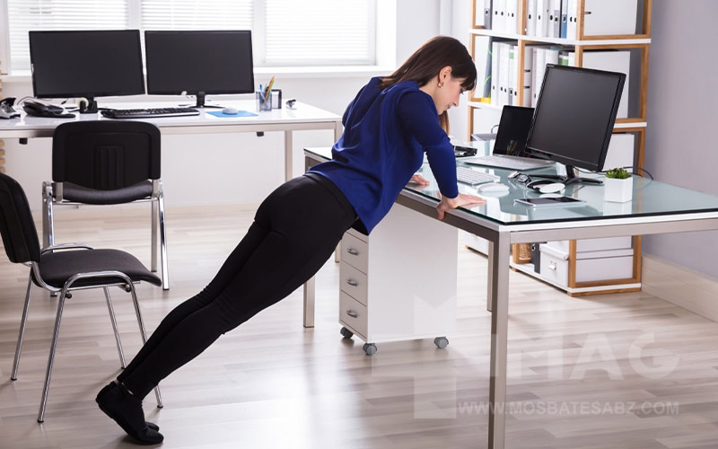 ورزش در محل کار حرکت شنا روی میز