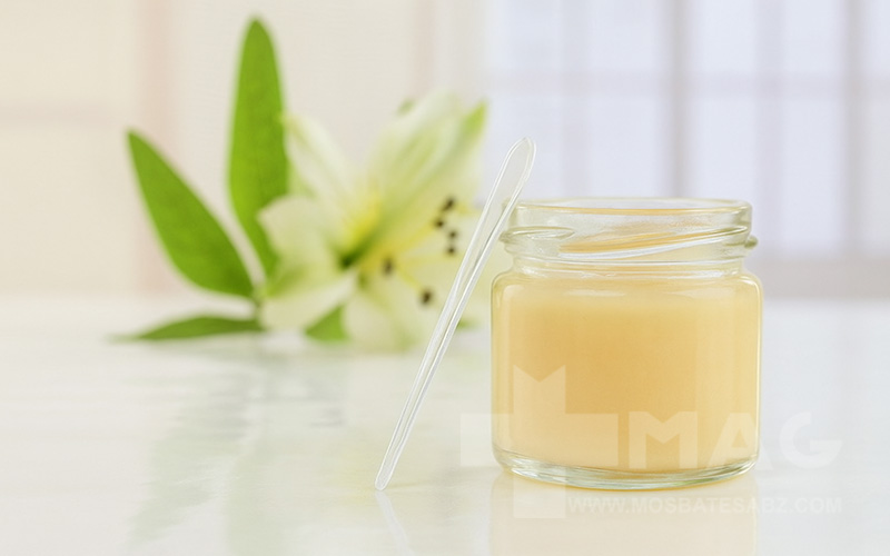 شیشه کوچکی از ژل رویال برای لک صورت