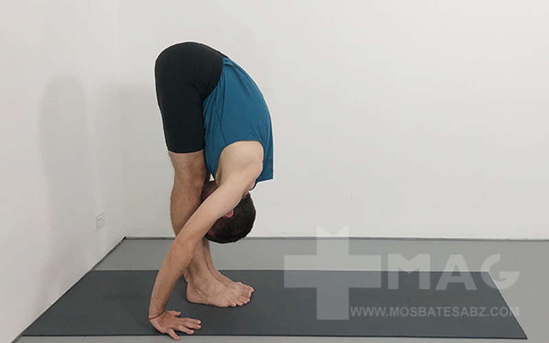 رفع گردن درد با یوگا ، حرکت ایستاده و خم به جلو