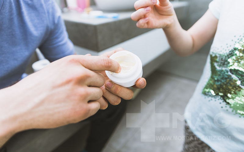 آموزش نحوه استفاده بالم لب به کودکان