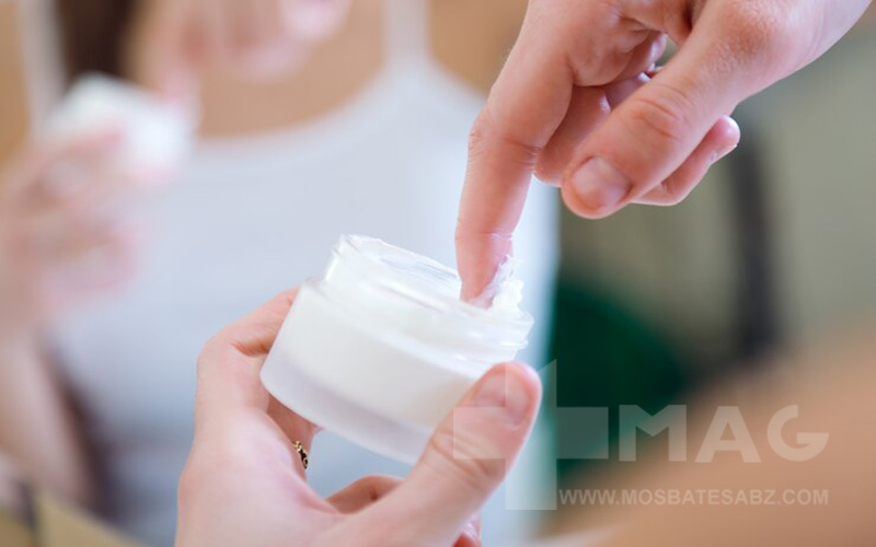 استفاده از کرم مرطوب کننده برای دور چشم