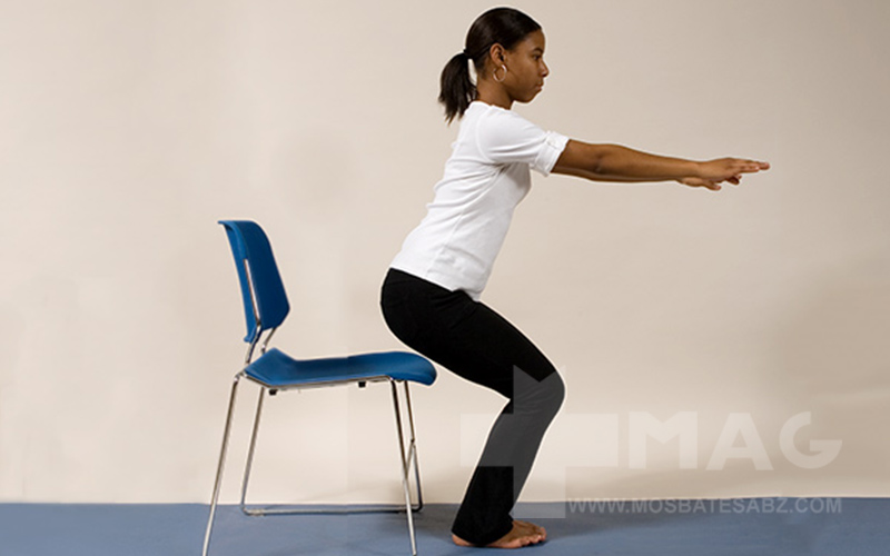 ورزش در محل کار حرکت اسکوات با صندلی