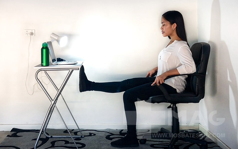 ورزش در محل کار حرکت بالا آوردن پا در حالت نشسته