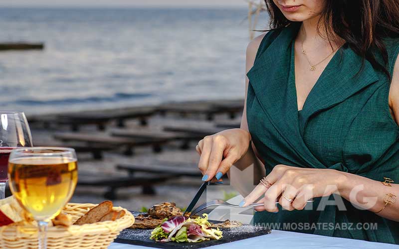 خانمی درحال خوردن غذاهای محرک میل جنسی