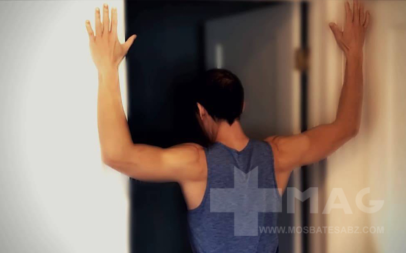 درمان افتادگی شانه با تمرین ، کشش سینه با تکیه به در