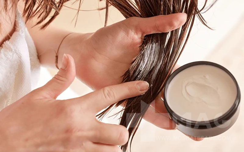 زدن کرم مرطوب کننده به مو