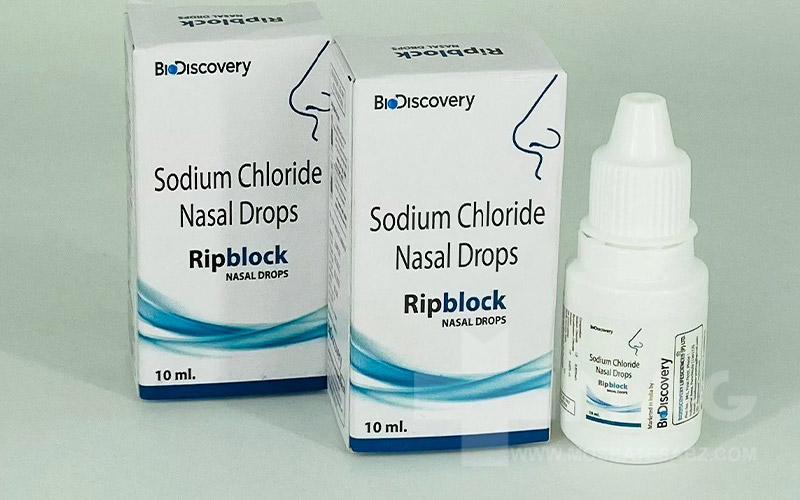اسپری بینی سدیم کلراید محلولی استریل و ایزوتونیک از نمک طعام (NaCl) در آب مقطر است.
