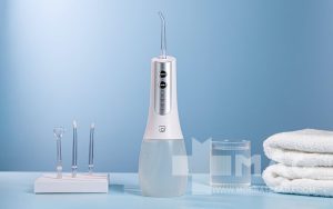 نخ دندان برقی چیست و چه تفاوتی با نخ دندان معمولی دارد؟