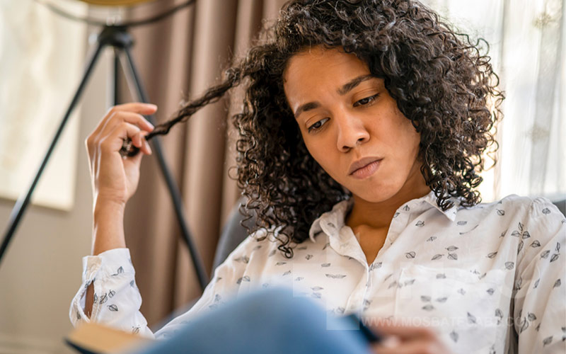 علائم استرس رفتاری: پیچاندن مو